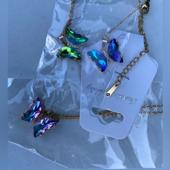 🦋NWT Beautiful Butterfly Crystal Necklaces’s-3 Pretty Colors-Sold Separately😊 - Picture 4 of 16
